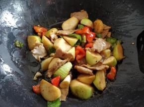 出锅前加少许生抽，炒匀盛出即可。也可以在出锅前加少许鸡粉提鲜。鸡粉不要放得太早，以免遇热分解出有害人体的物质。