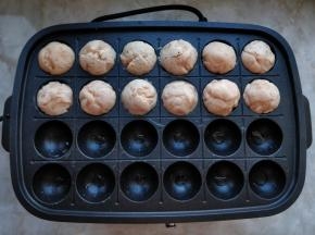 将电烤锅的丸子盘刷少许油，预热后用小勺将肉泥舀入其中