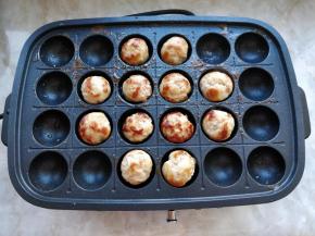 开大火，一面煎至定型后，翻面，煎两三分钟，把两面都煎成红褐色即可。