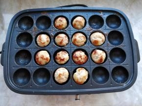 开大火，一面煎至定型后，翻面，煎两三分钟，把两面都煎成红褐色即可。