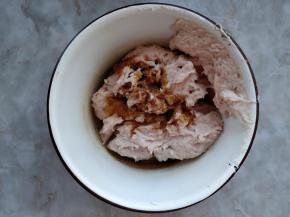 在肉泥中加入盐、生抽、料酒、糖、白胡椒粉、花椒粉、鸡粉，搅匀静置片刻。