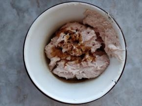 在肉泥中加入盐、生抽、料酒、糖、白胡椒粉、花椒粉、鸡粉，搅匀静置片刻。