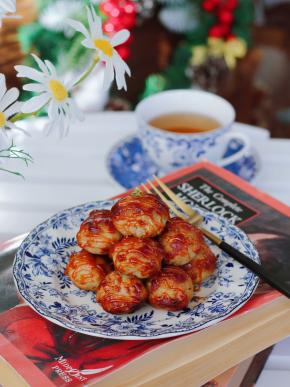 煎好的丸子可以直接吃，也可以挤上喜欢的酱料。