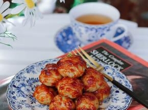 煎好的丸子可以直接吃，也可以挤上喜欢的酱料。