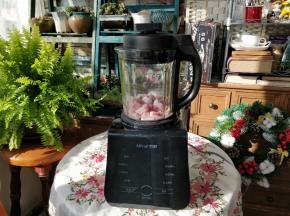 把猪肉和少许水一起倒入米厨破壁机内，选择酱料程序，设定时间为10秒，启动。