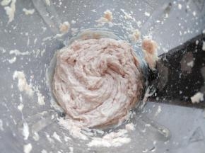 完成后就是图中非常细腻均匀的肉泥了。