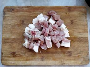 将肥瘦相间的猪肉切成大块。