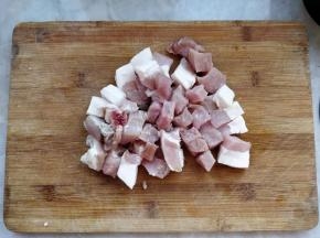 将肥瘦相间的猪肉切成大块。