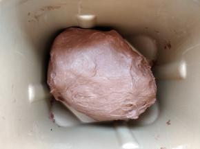 选择面包机的和面程序，启动后揉成光滑的面团。（如果用手揉，接上一步将糖、盐、鸡蛋和植物油加入，继续揉成光滑的面团）