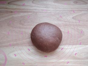 将发酵好的面团取出，揉去气泡，盖好静置饧面20分钟。