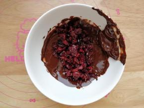 饧面的同时，将巧克力豆用微波炉小火融化，倒入切碎的蔓越莓干备用。（用微波炉融化巧克力时，一定要小火，每次加热30秒即可，不要用大火以免烤焦）