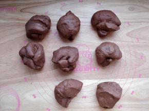 把饧好的面团分成8个，每个70克左右的面团。