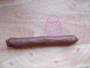 从左侧卷起，卷成条状，将接口封好，稍揉长一些。