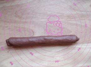 从左侧卷起，卷成条状，将接口封好，稍揉长一些。