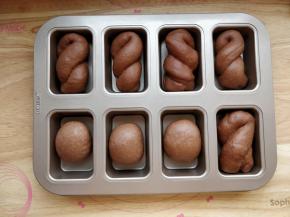 把整形后的面团放入模具中。（如果没有模具，也可以把三条像编辫子一样编在一起，做成一个大的面包）