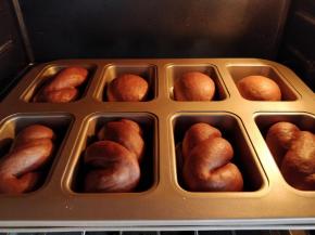 把模具放入烤箱中层，设置发酵40分钟左右。