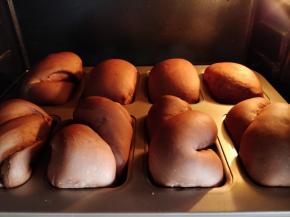 待面团体积膨胀到1.5倍左右，设置上下火同时加热，150度烤15分钟左右。