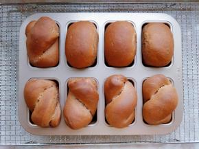 将烤好的面包取出，在晾网上晾凉即可。