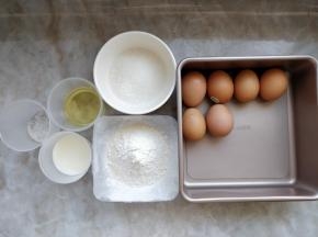 准备好各种食材。预热烤箱，上下火170度，10分钟。