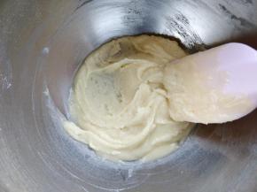 将植物油用小火加热到65度左右，筛入过筛后的低筋粉，搅拌至有光泽的细腻状态。