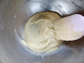 将植物油用小火加热到65度左右，筛入过筛后的低筋粉，搅拌至有光泽的细腻状态。