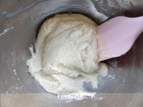 加入牛奶后继续拌匀。