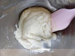 加入牛奶后继续拌匀。