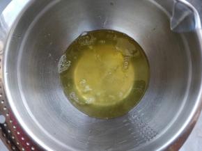 将6个鸡蛋的蛋白和蛋黄分别装入干净无水无油的盆中，蛋白先放到一边备用。