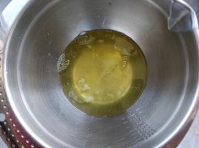 将6个鸡蛋的蛋白和蛋黄分别装入干净无水无油的盆中，蛋白先放到一边备用。