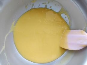 把蛋黄和1个全蛋加入面糊中搅匀。