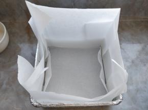 将活底模内部用油纸铺好，外部用锡纸包两层，以免水浴时漏水。