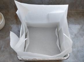 将活底模内部用油纸铺好，外部用锡纸包两层，以免水浴时漏水。