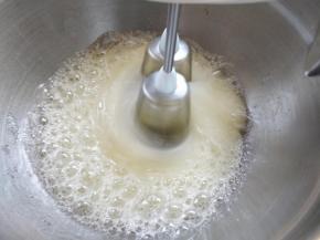 将细砂糖和盐混合，在打发蛋白时，分两次加入。