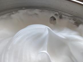 把蛋白霜打发到软尖峰状态。