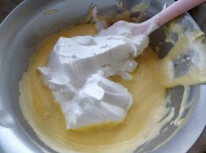 取一半蛋白霜加入蛋黄糊中拌匀