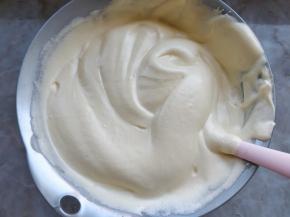 再把剩余的轻柔拌匀到细腻状态