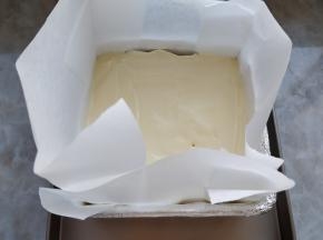 将蛋糕糊倒入模具内，轻震两下颠出气泡