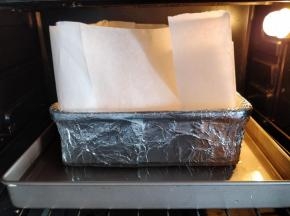 将方模放入倒了水（1-2厘米深）的方盘中，入烤箱，上下火170度烤60分钟左右。如果烤箱比较小，表面上色过快，可在表面加盖锡纸。