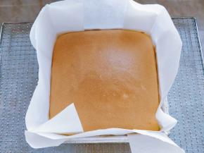 烤好后取出，提着油纸脱模，撕掉油纸即可。