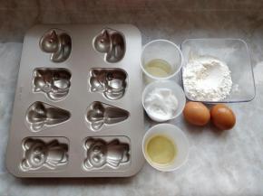 准备好各种材料，同时预热烤箱，上下火165度，10分钟。