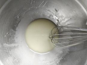 将柠檬汁与玉米油混合，搅打到白色乳化状态，放在一边备用。