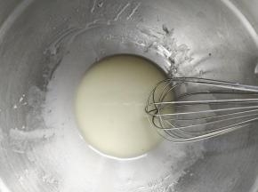将柠檬汁与玉米油混合，搅打到白色乳化状态，放在一边备用。