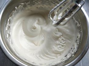 全蛋加细砂糖，倒入干净的打蛋盆中，打发到颜色发白，体积膨胀3倍左右，花纹明显，提起打蛋头，滴落的痕迹不会消失的程度。