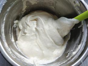 筛入低筋粉，从底部轻柔翻拌到无干粉状态，再分两次倒入第二步的混合物，拌匀即可。