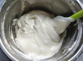 筛入低筋粉，从底部轻柔翻拌到无干粉状态，再分两次倒入第二步的混合物，拌匀即可。