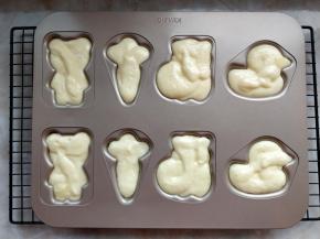 将模具取出，把剩余的原色蛋糕糊挤在模具里。