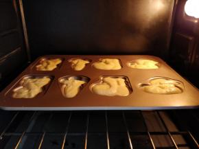 将模具重新放入烤箱中层，上下火165度，烤10-12分钟。具体时间要根据不同烤箱的实际炉温，酌情调整。