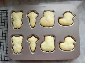 将烤好的蛋糕取出，放在晾网上晾凉。