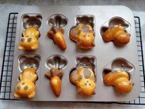 倒扣一下就直接脱模了。成品可以直接吃，也可以添加喜欢的果酱内馅，用细孔裱花嘴挤进去就行了。