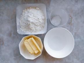 1. 制作酥皮面团：准备好制作酥皮的食材，黄油无需提前软化。